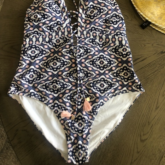 Jessica Simpson padded one piece bathing suit. Size large. Never worn. - Picture 3 of 10